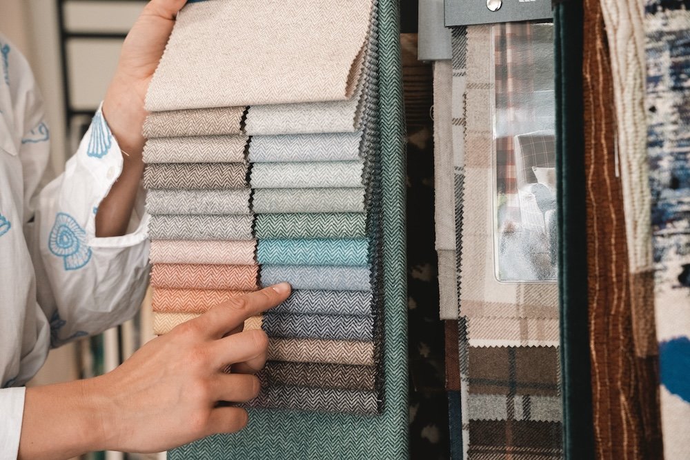 Sélection de matières pour la rénovation d'un fauteuil dans l'atelier de Mélina Wathelet, tapissier décorateur en Bretagne
