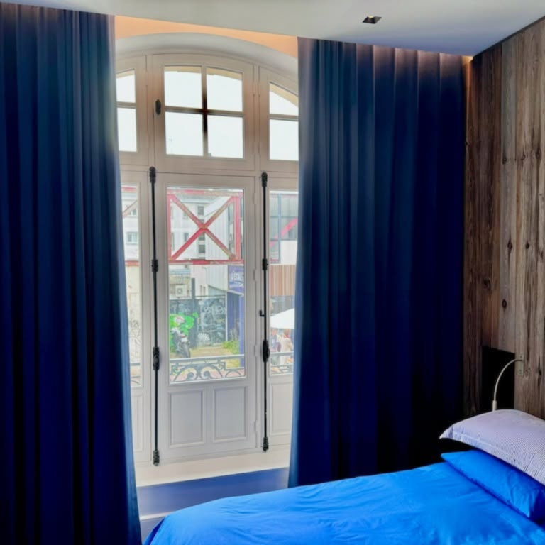RIDEAUX Doubles rideaux sublimés par un éclairage au plafond, permettant d’occulter la chambre à la nuit tombée