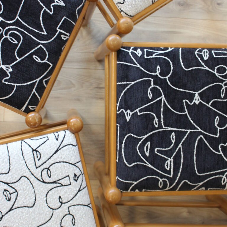 CHAISES 60’S Chaises des années 60 remises au goût du jour avec un tissu aux lignes contemporaines par Mélina Wathelet