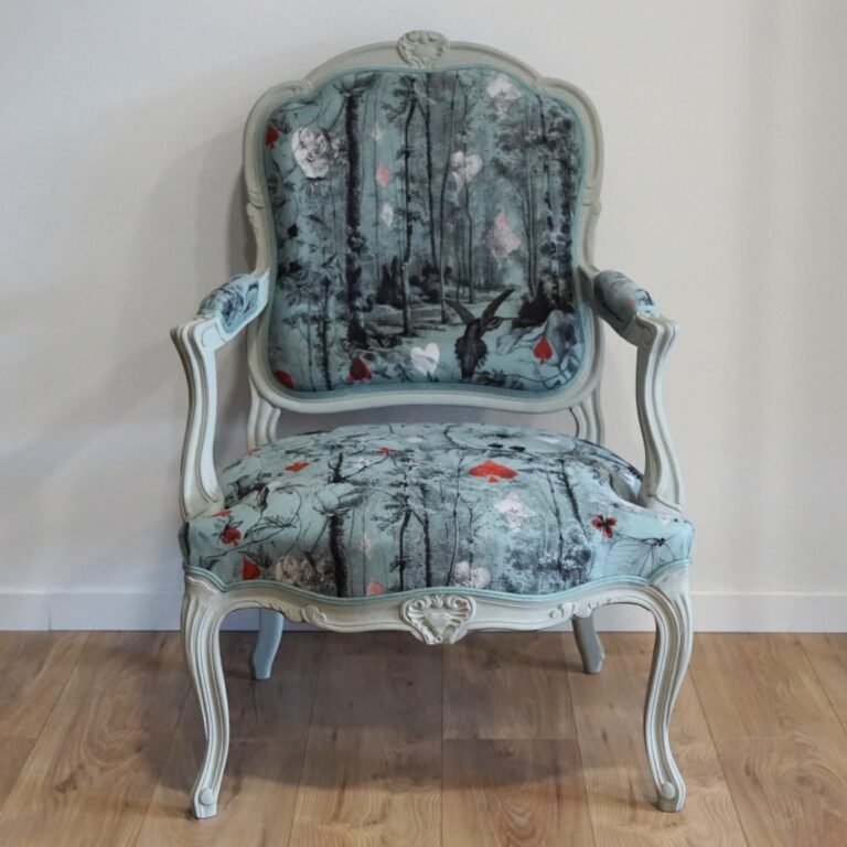 FAUTEUIL Création d’un fauteuil Louis XV à la reine par Mélina Wathelet, tapissier décorateur dans le Morbihan