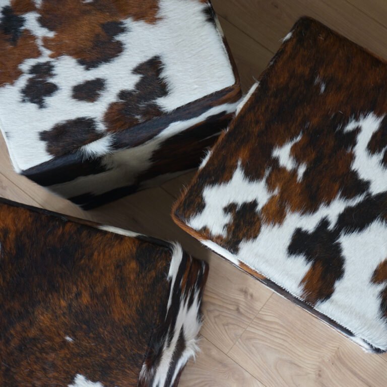 POUFS Conception sur mesure de 3 poufs en véritable peau de vache.