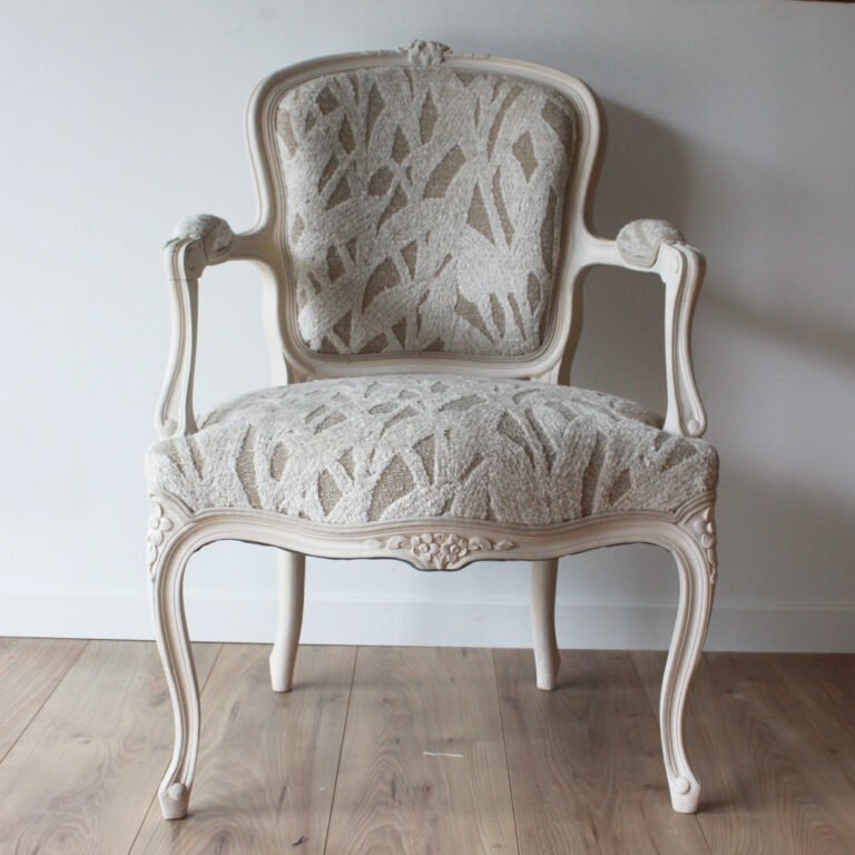 CABRIOLET LOUIS XV Restauration d'un fauteuil cabriolet Louis XV par Mélina Wathelet, tapissier décorateur dans le Morbihan