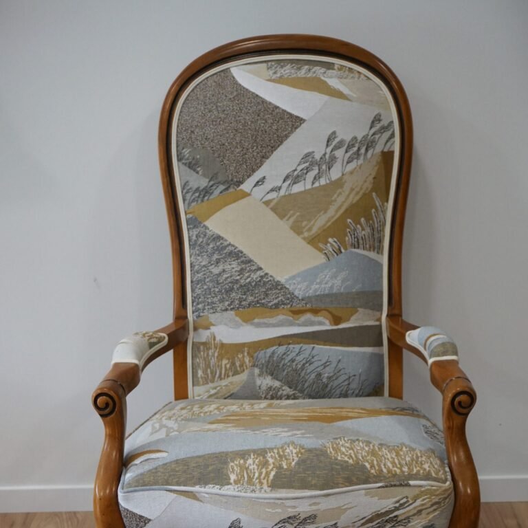 FAUTEUIL VOLTAIRE Restauration d'un fauteuil voltaire par Mélina Wathelet, tapissier décorateur dans le Morbihan