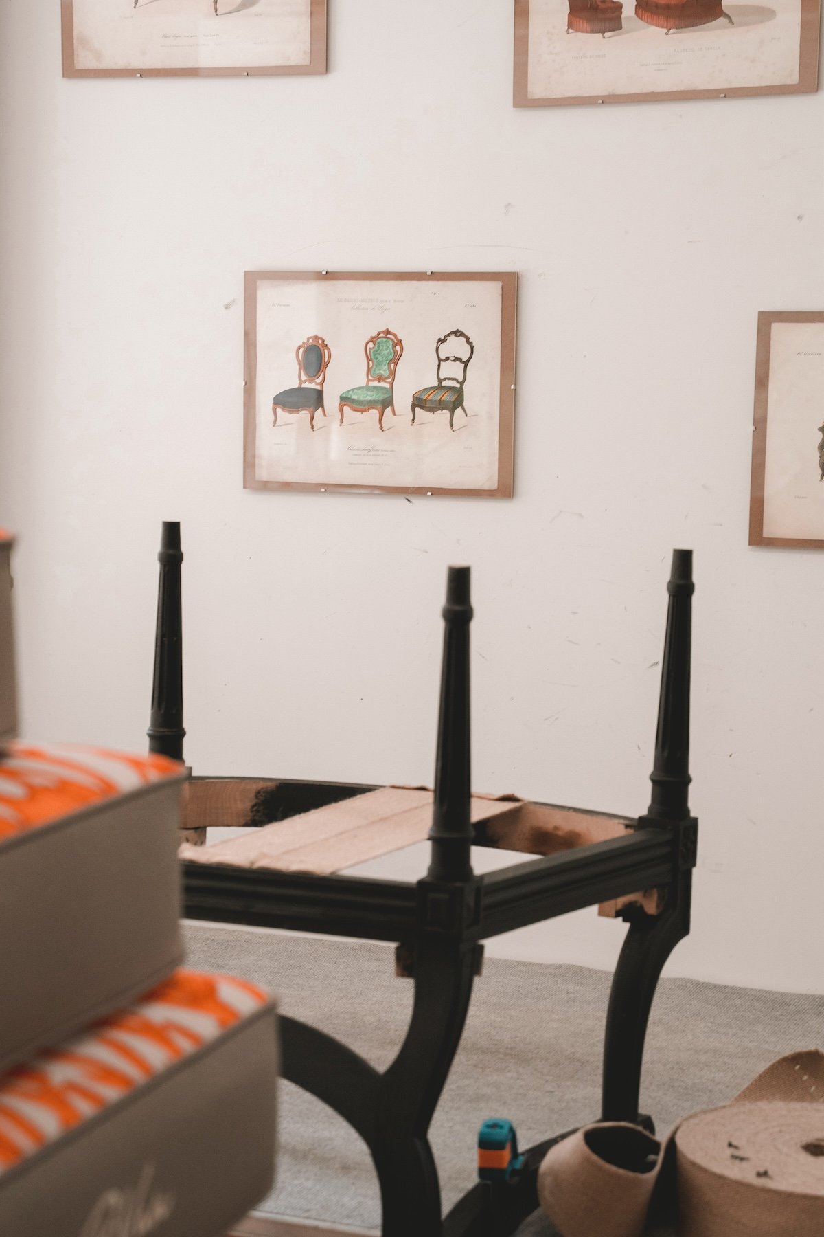 Sanglage d'un fauteuil en bois dans l'atelier de Mélina Wathelet à Guidel en Bretagne