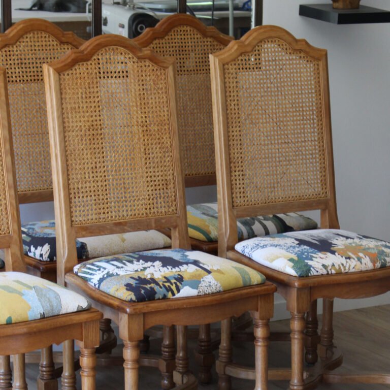 CHAISES Rénovation de chaises en cannage par Mélina Wathelet, tapissier décorateur dans le Morbihan