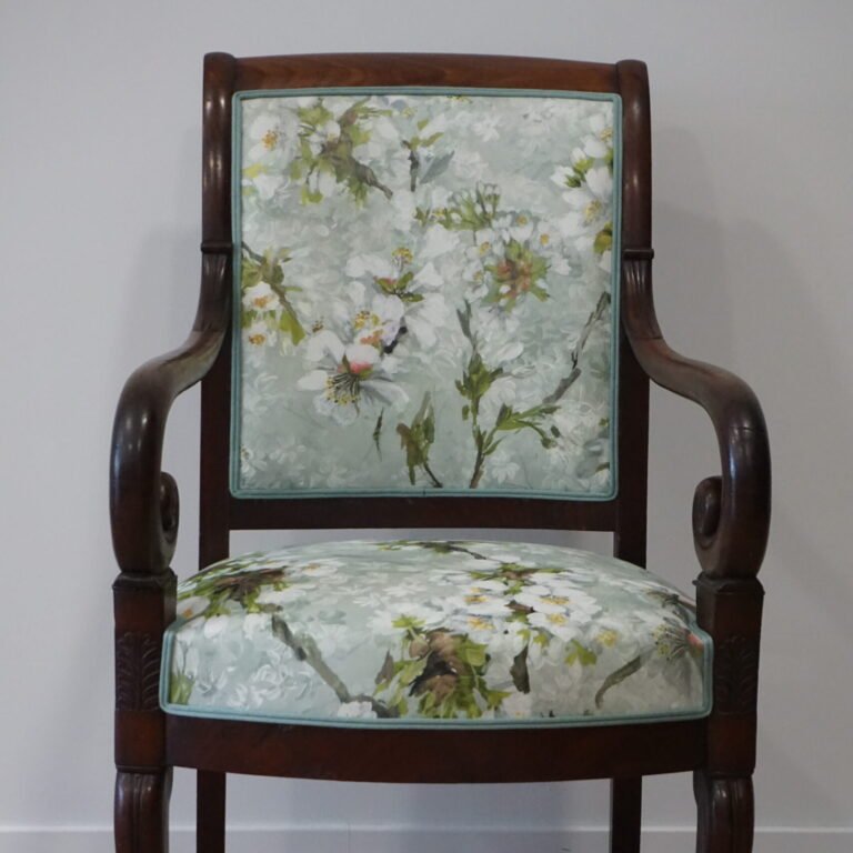 FAUTEUIL RESTAURATION Fauteuil restauré avec un tissus floral par Mélina Wathelet